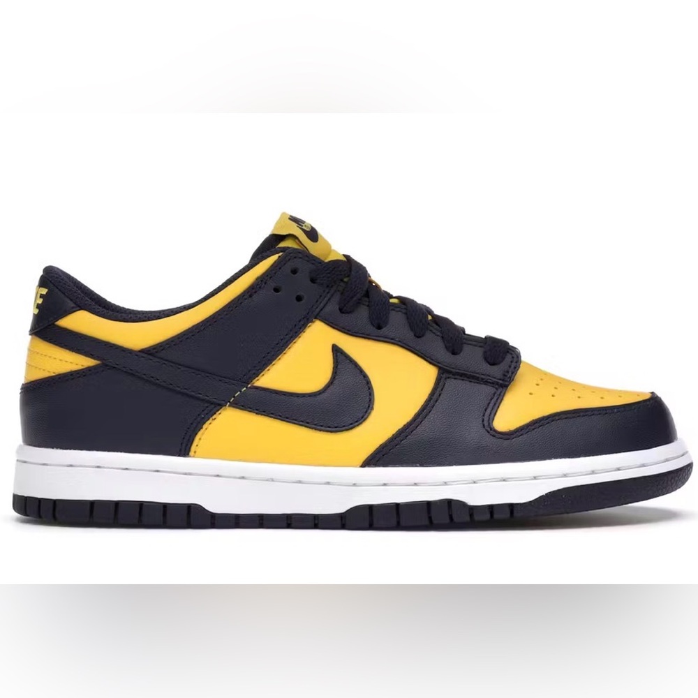 Nike Low-Top Sneakers in Yellow and Black
